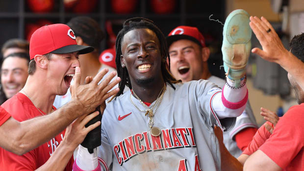 Elly De La Cruz celebrates with teammates